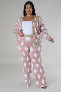 Dettaglio completo in maglia con cardigan e pantaloni a rombi rosa da donna