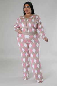 Modella indossa un set in maglia a rombi taglie forti con cardigan e pantaloni lungo