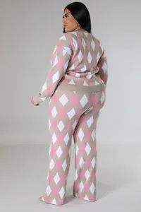 Vista posteriore di un completo da donna in maglia a rombi in taglie forti color rosa