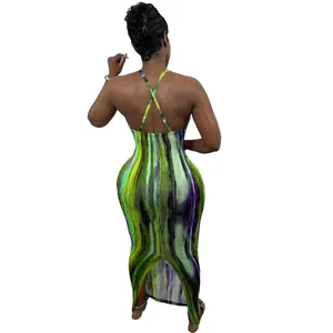Achteraanzicht van een sexy tie-dye maxi-jurk met gekruiste bandjes op de rug