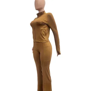 Seitenansicht eines kamelfarbenen zweiteiligen Slim Fit Sportsets mit Schlaghose auf Mannequin
