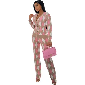 Visuale intera di una donna che indossa un set in maglia a rombi rosa con cardigan