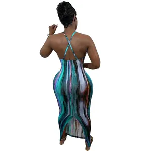 Gedetailleerd achteraanzicht van een nauwsluitende maxi-jurk met tie-dye print en bandjes