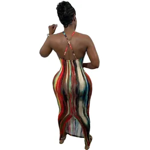 Achteraanzicht van een sexy bodycon maxi-jurk met kleurrijke tie-dye print en kruisbandjes