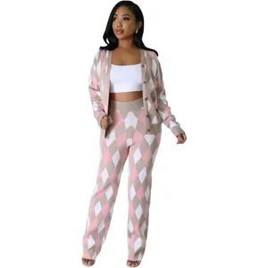 Set due pezzi in maglia a rombi da donna con cardigan e pantaloni in rosa e marrone chiaro.