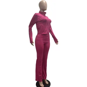 Seitenansicht eines rosa zweiteiligen Sportsets mit Slim-Fit-Jacke und Schlaghose.