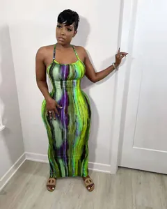 Sexy nauwsluitende maxi-jurk met groen-paarse tie-dye print en spaghettibandjes