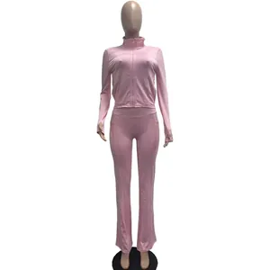 Detail eines rosa zweiteiligen Sportbekleidung-Sets mit Reißverschlussjacke und Schlaghose