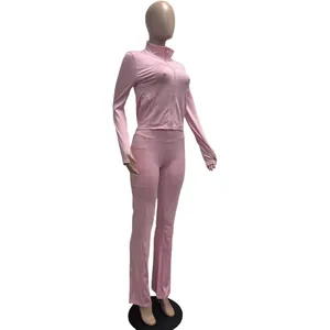 Rosa langärmelige Trainingsjacke und Schlagleggings im Set auf einer Schaufensterpuppe