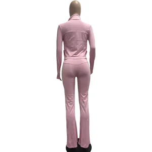 Rückansicht rosa zweiteiliger Sportanzug mit eng anliegender Langarmjacke und modischer Schlaghose
