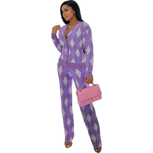 Completo due pezzi in maglia a rombi da donna con cardigan viola e pantaloni abbinati.