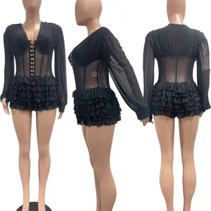 Vorder-, Seiten- und Rückansicht eines schwarzen Mesh-Bodysuits mit Volants
