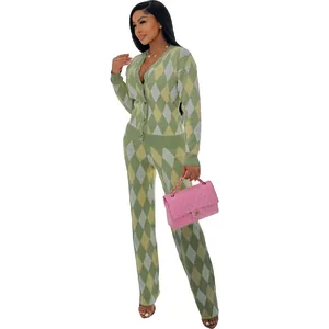 Completo due pezzi cardigan e pantaloni in maglia a rombi verdi con borsa trapuntata rosa.