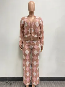 Vista completa di un set a due pezzi in maglia a rombi rosa e marrone per donna con cardigan.