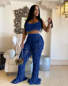 Ensemble élégant en crochet bleu avec franges, haut court et pantalon évasé pour la plage