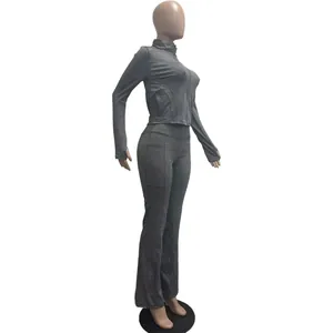Seitendetail eines grauen 2-teiligen Sportsets für Damen mit Jacke und Schlaghose.