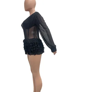 Seitenansicht eines sexy schwarzen Mesh-Jumpsuits mit Rüschen und transparenten Ärmeln