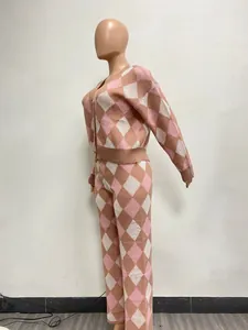 Set due pezzi in maglia a rombi da donna con cardigan e pantaloni in rosa e marrone