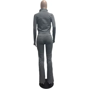 Rückansicht eines grauen langärmeligen Sport-Tops und passender ausgestellter Yogahose