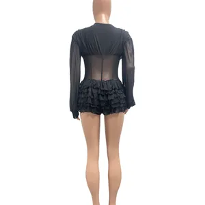 Rückenansicht eines sexy schwarzen Bodysuits mit Mesh-Einsatz und Rüschensaum für Damen