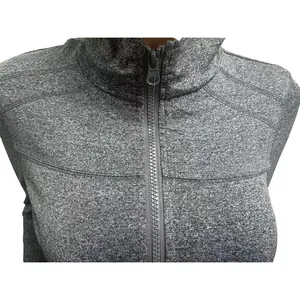 Nahaufnahme einer grauen Sportjacke mit Frontreißverschluss und hohem Stehkragen.