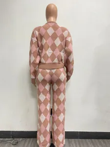 Vista posteriore del set due pezzi in maglia con motivo a rombi rosa e marrone da donna.