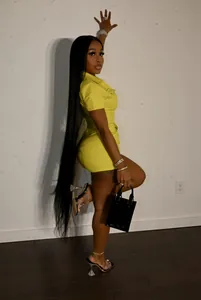 Modischer gelber Kurzarm-Playsuit mit praktischen Taschen für einen trendigen urbanen Look