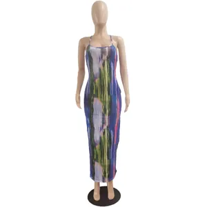 Sexy nauwsluitende maxi-jurk met tie-dye print getoond op een etalagepop display