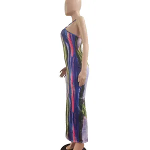 Detailweergave van het zijprofiel en de kleurrijke tie-dye print van deze strakke maxi-jurk