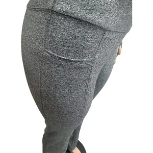 Detailansicht der grauen melierten Yogahose mit hohem Bund und Seitentaschen-Detail