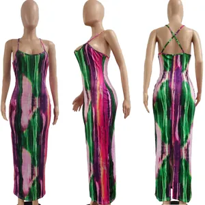 Meerhoekige weergave van een levendige bodycon midi-jurk met tie-dye print.