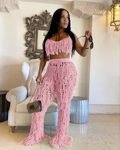 Détail d'un ensemble deux pièces rose à franges au crochet idéal pour les vacances