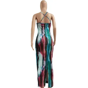 Achteraanzicht van een sexy slim fit tie-dye maxi-jurk met gekruiste schouderbandjes