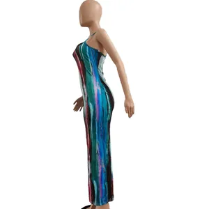 Gedetailleerd zijaanzicht van een sexy mouwloze maxi-jurk met tie-dye print op een mannequin