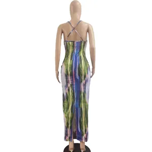 Gedetailleerd achteraanzicht van een sexy lange jurk met tie-dye print en gekruiste bandjes