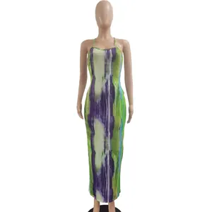 Gedetailleerd overzicht van modieuze bodycon maxi-jurk met groene en paarse tie-dye print