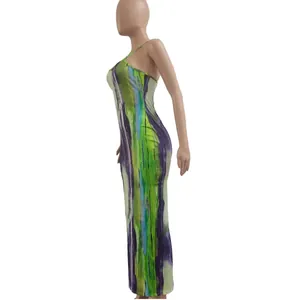 Zijprofiel van een mouwloze maxi-jurk met levendige tie-dye-print op een paspop.