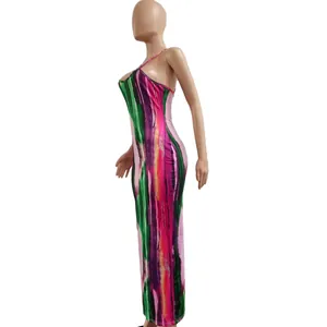 Detailweergave van een sexy maxi-jurk met tie-dye print, halternek en nauwsluitende pasvorm.