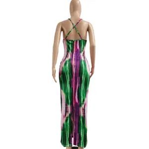 Achteraanzicht van een sexy tie-dye maxi-jurk met gekruiste bandjes
