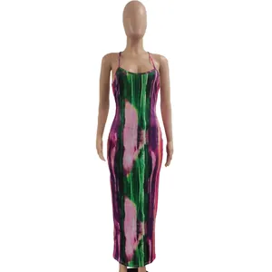 Kleurrijke tie-dye maxi-jurk met spaghettibandjes op een etalagepop getoond.
