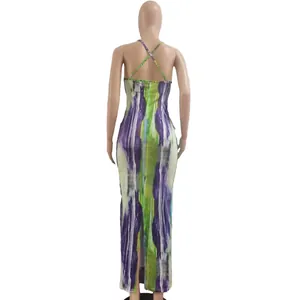 Achteraanzicht van een sexy maxi-jurk met tie-dye print en gekruiste bandjes