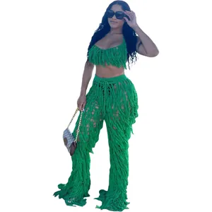 Ensemble de plage sexy vert crocheté à la main avec franges et design en maille fine.