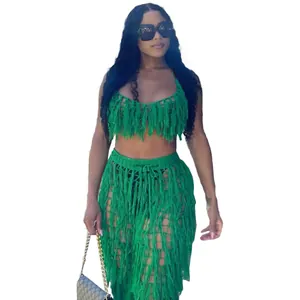 Vue détaillée de l'ensemble de plage sexy en crochet vert avec franges et dentelle