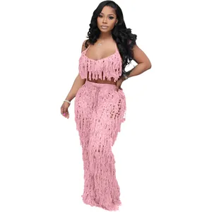 Vue détaillée de l'ensemble de plage en tricot rose avec de longues franges