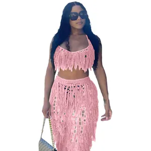 Détail rapproché d'un ensemble de plage sexy en tricot rose avec franges pour femmes