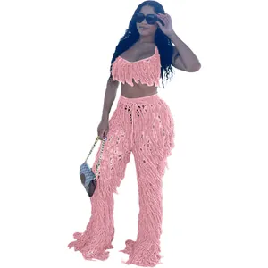 Vue détaillée de l'ensemble de plage en maille rose avec détails à franges denses