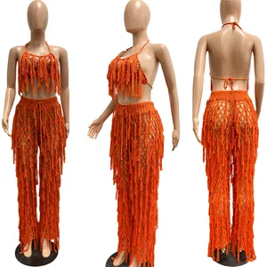 Vue sous trois angles d'un ensemble de plage orange au crochet avec franges et haut