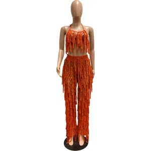 Vue détaillée en studio d'un ensemble de plage orange à franges au crochet sur mannequin