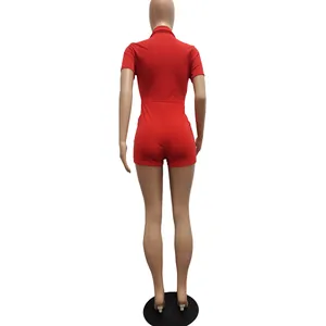 Rückansicht eines roten kurzärmeligen Jumpsuits mit Kragen an Schaufensterpuppe