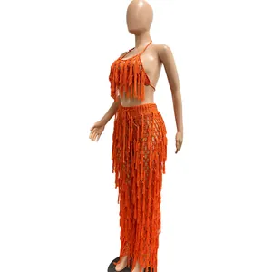 Vue latérale détaillée de l'ensemble de plage orange au crochet avec franges sur mannequin.